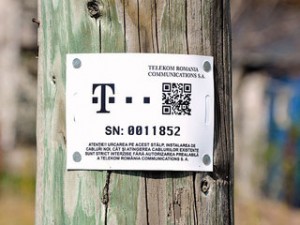 Telekom lipeşte” pe stâlpi etichete cu coduri QR