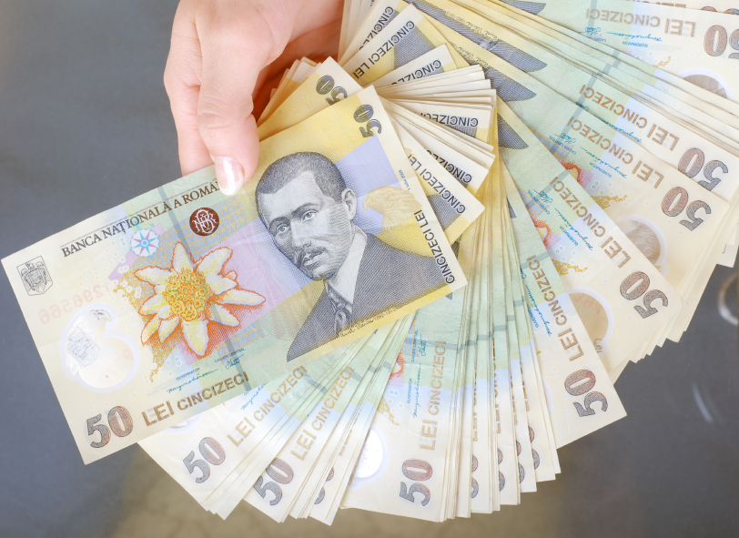 Doar 50% din angajații români economisesc consecvent