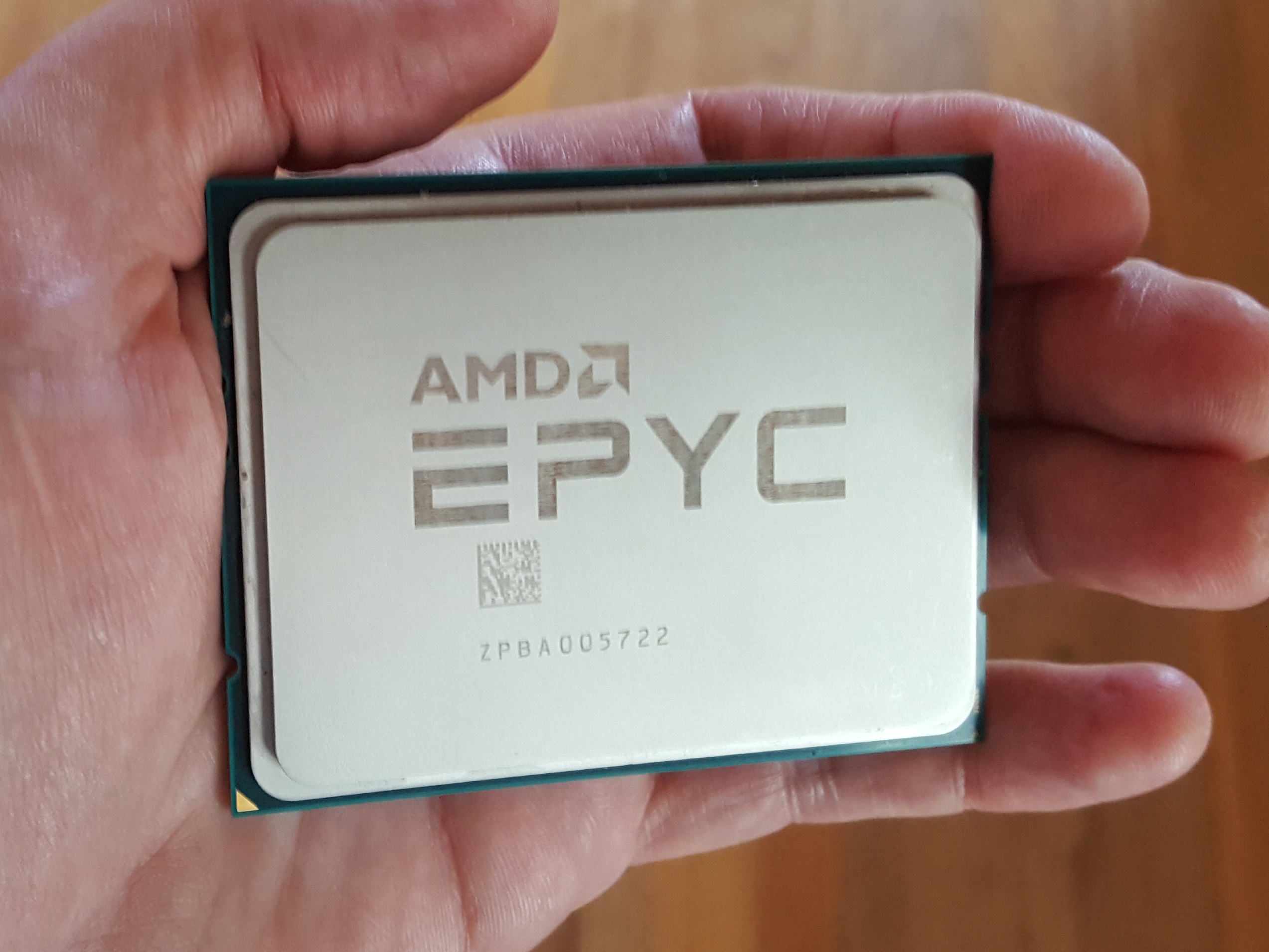 AMD reintră în segmentul datecenter cu EPYC