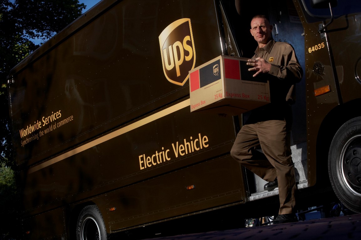 UPS se angajeaza sa utilizeze mai multe vehicule alternative