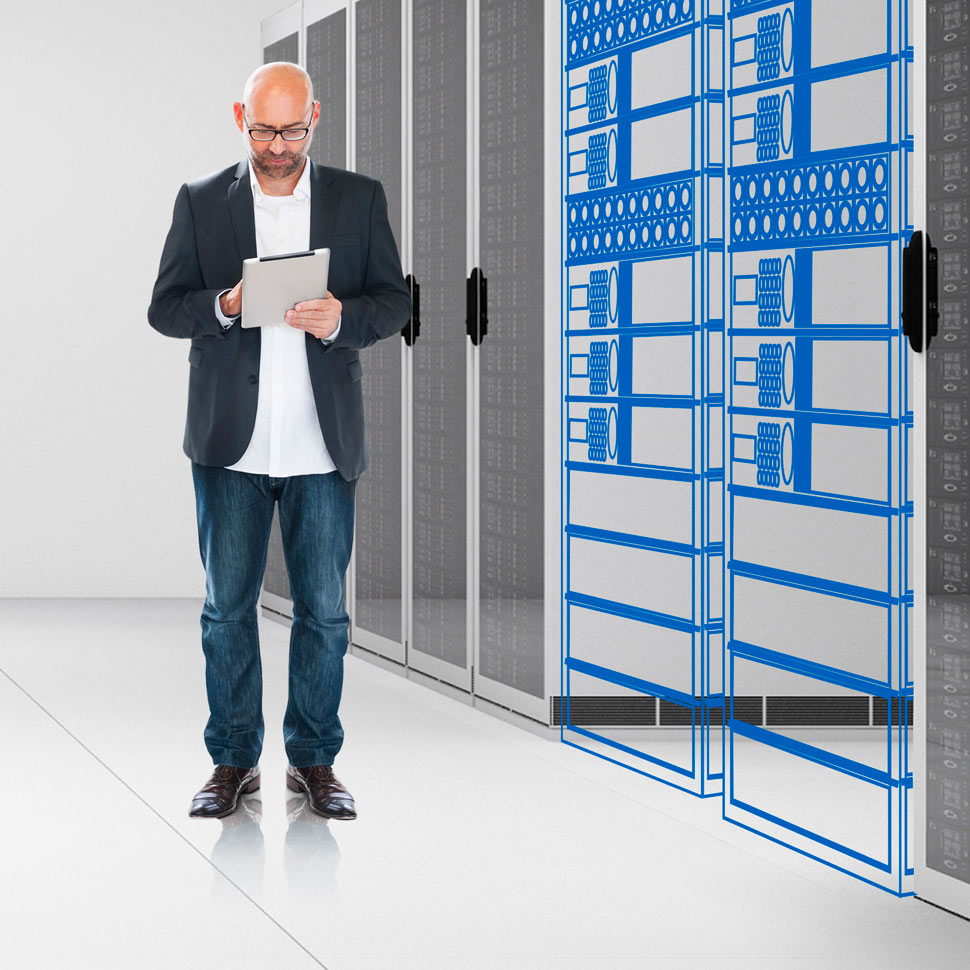 EPE007286 - Man in data centre