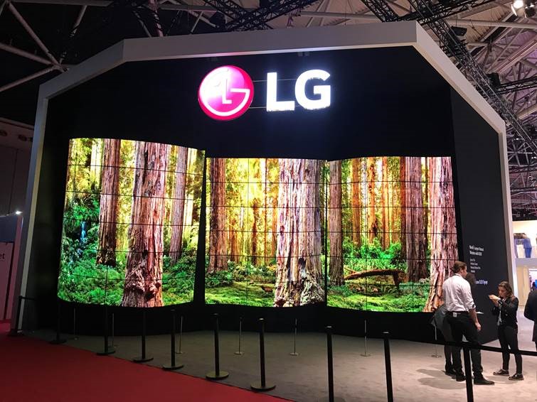 LG lansează ecrane OLED transparente pentru controlorii de trafic aerian