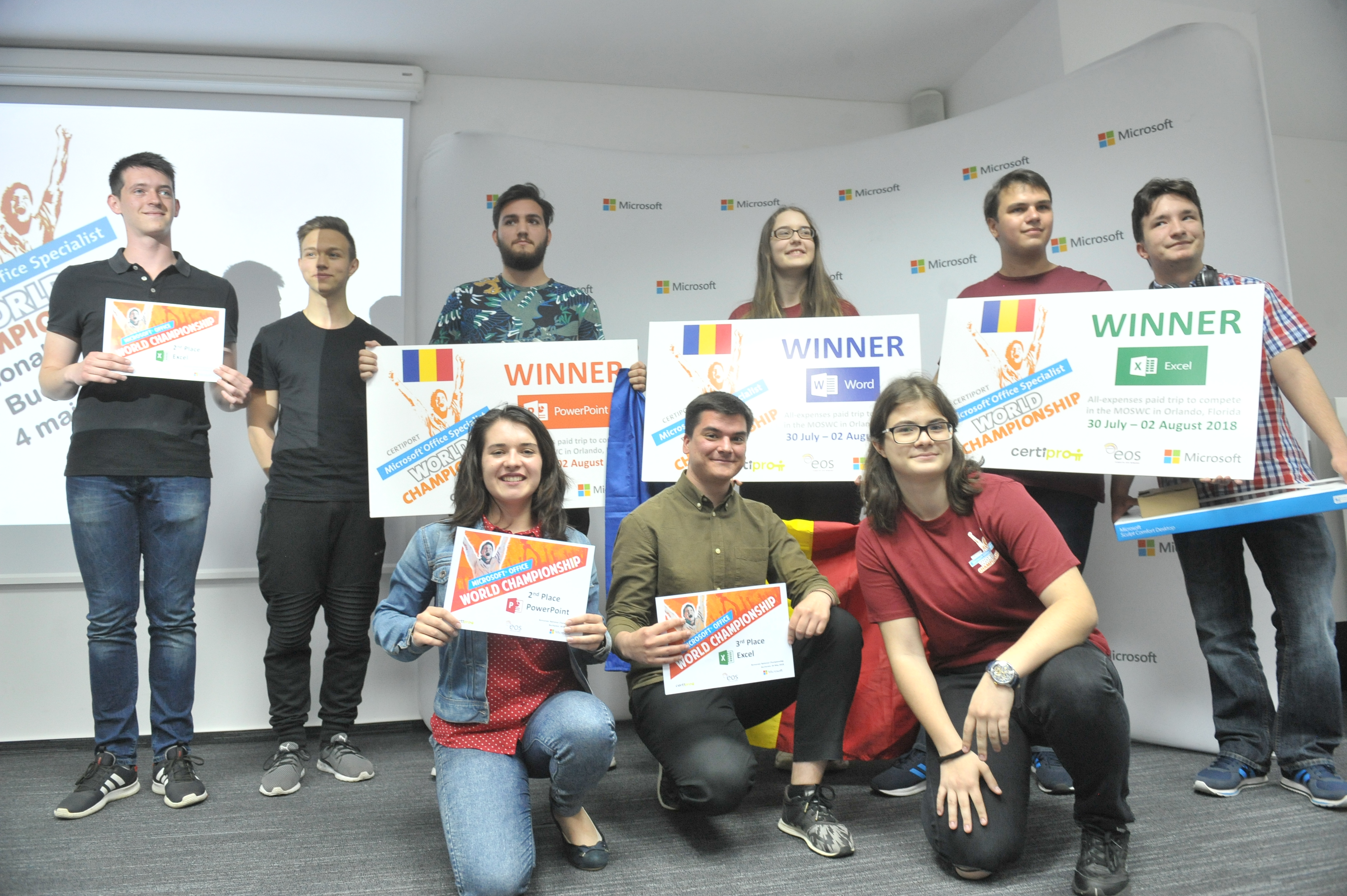 Trei elevi reprezintă România în acest an la competiția mondială Microsoft Office Specialist