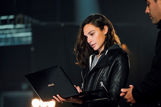 Gal Gadot promovează produsele ASUS