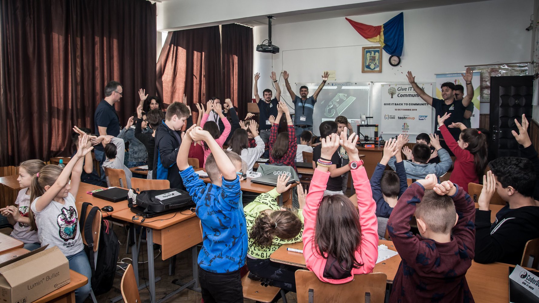 Două organizații școlare din România finaliste în Competiția Internațională Meet and Code 2019