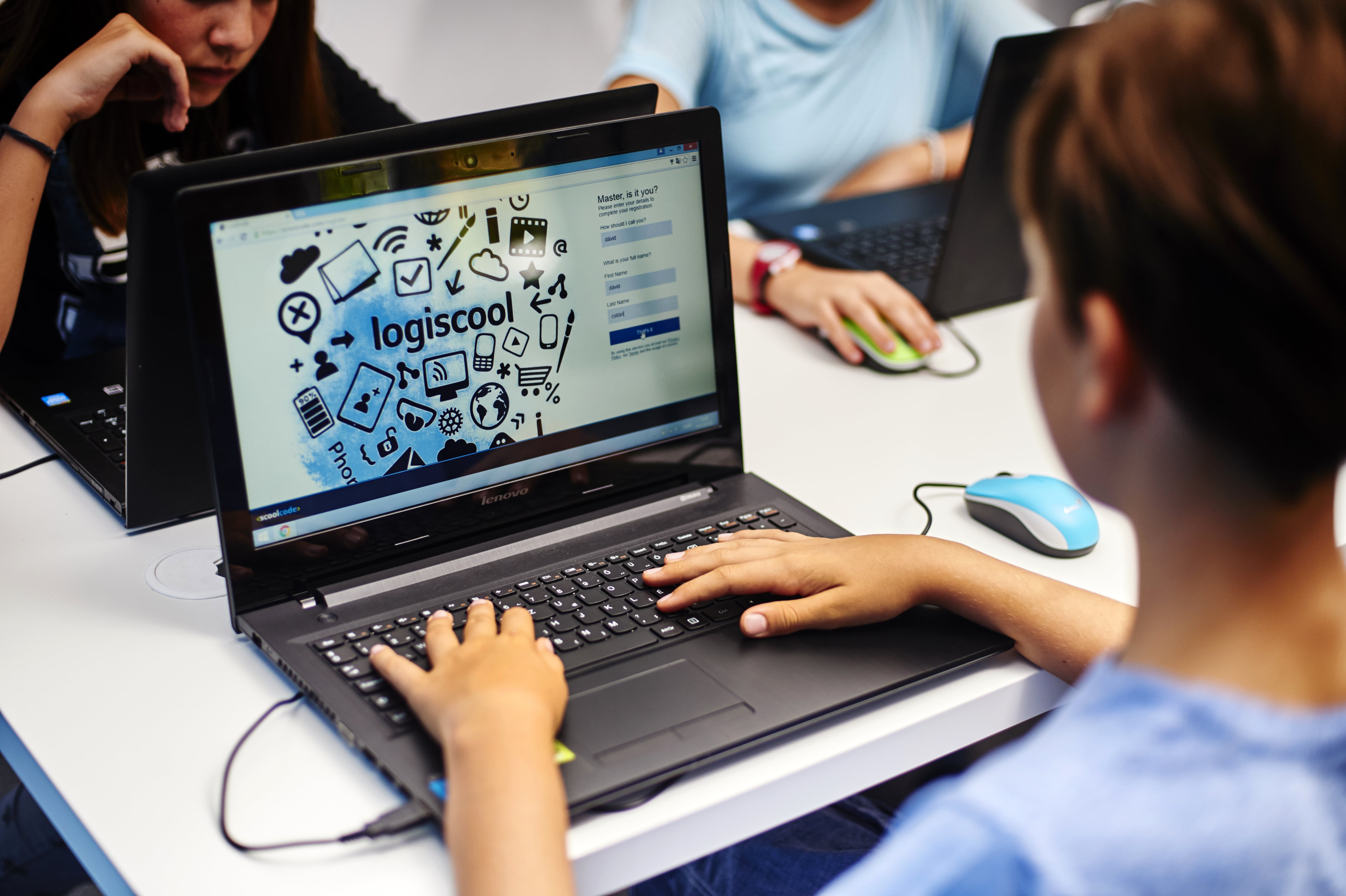 Cursurile de programare pentru copii Logiscool se mută online, până la reluarea activității