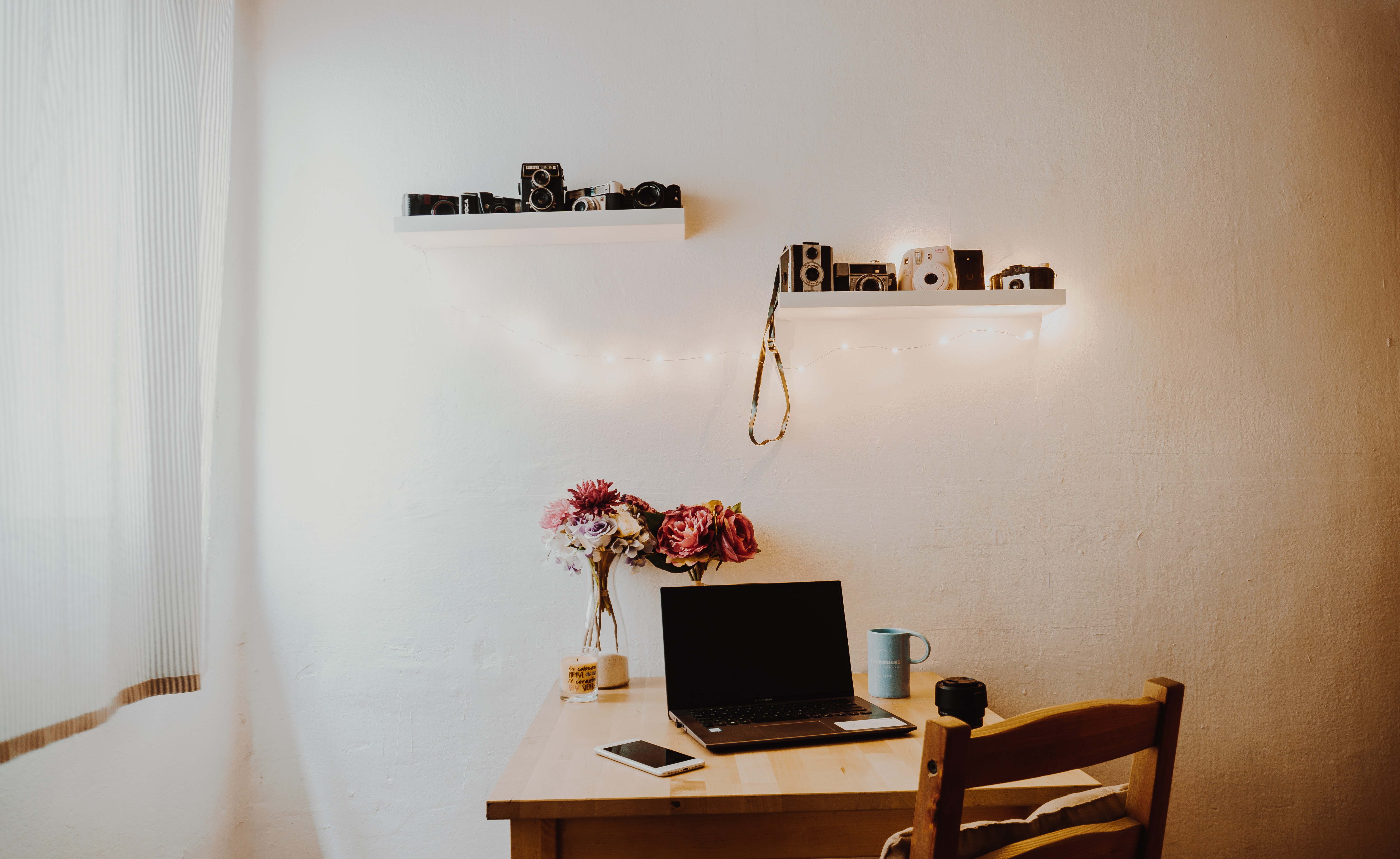 black-laptop-computer-on-brown-wooden-table-3969661