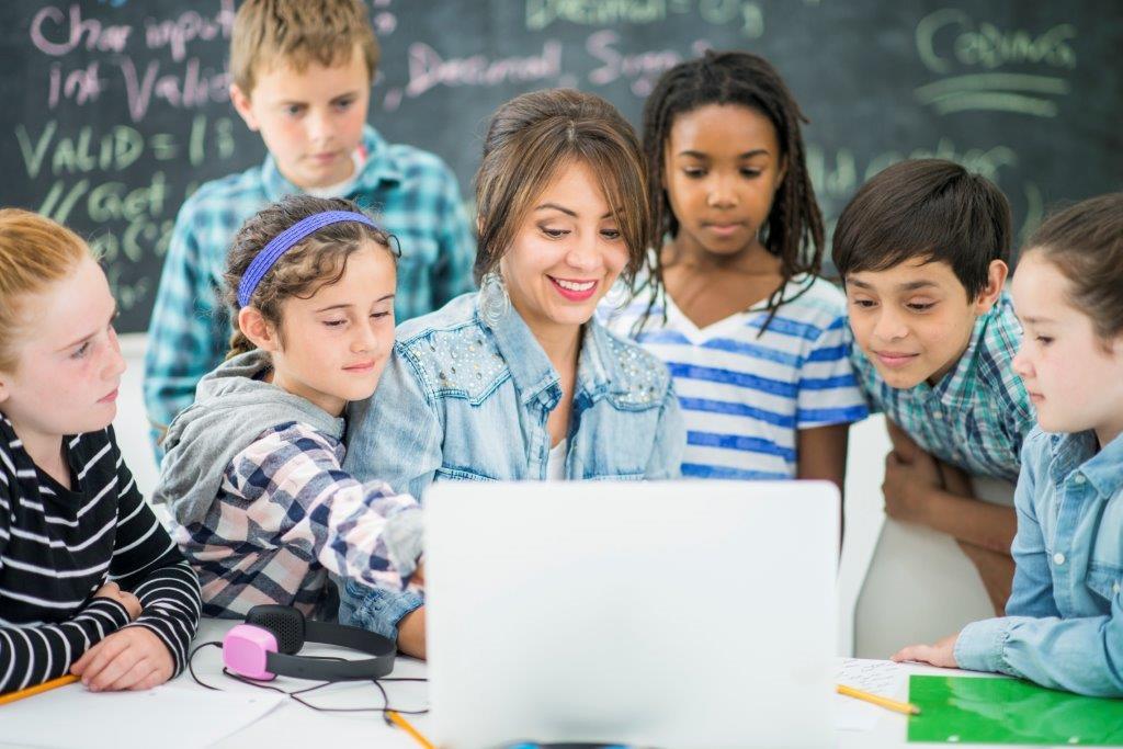 10 000 de profesori accesează gratuit un program internaţional de Pedagogie digitală
