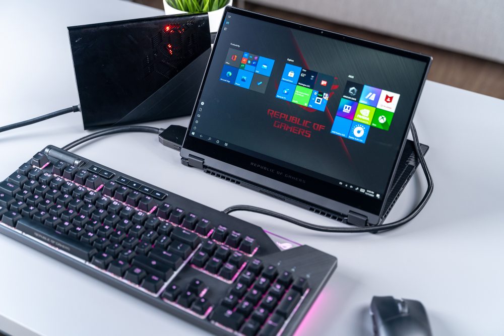 Laptopul convertibil ROG Flow X13 echipat cu stația grafică externă XG Mobile a ajuns în România