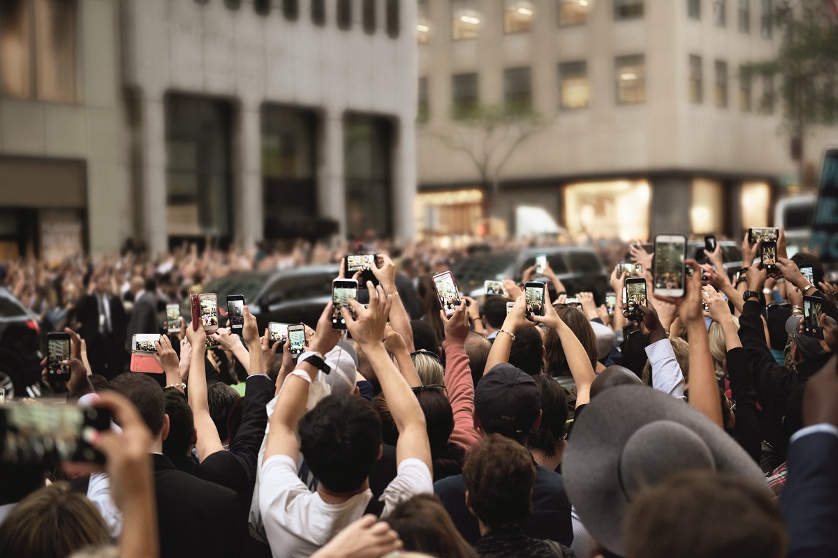 crowds-with-smartphones