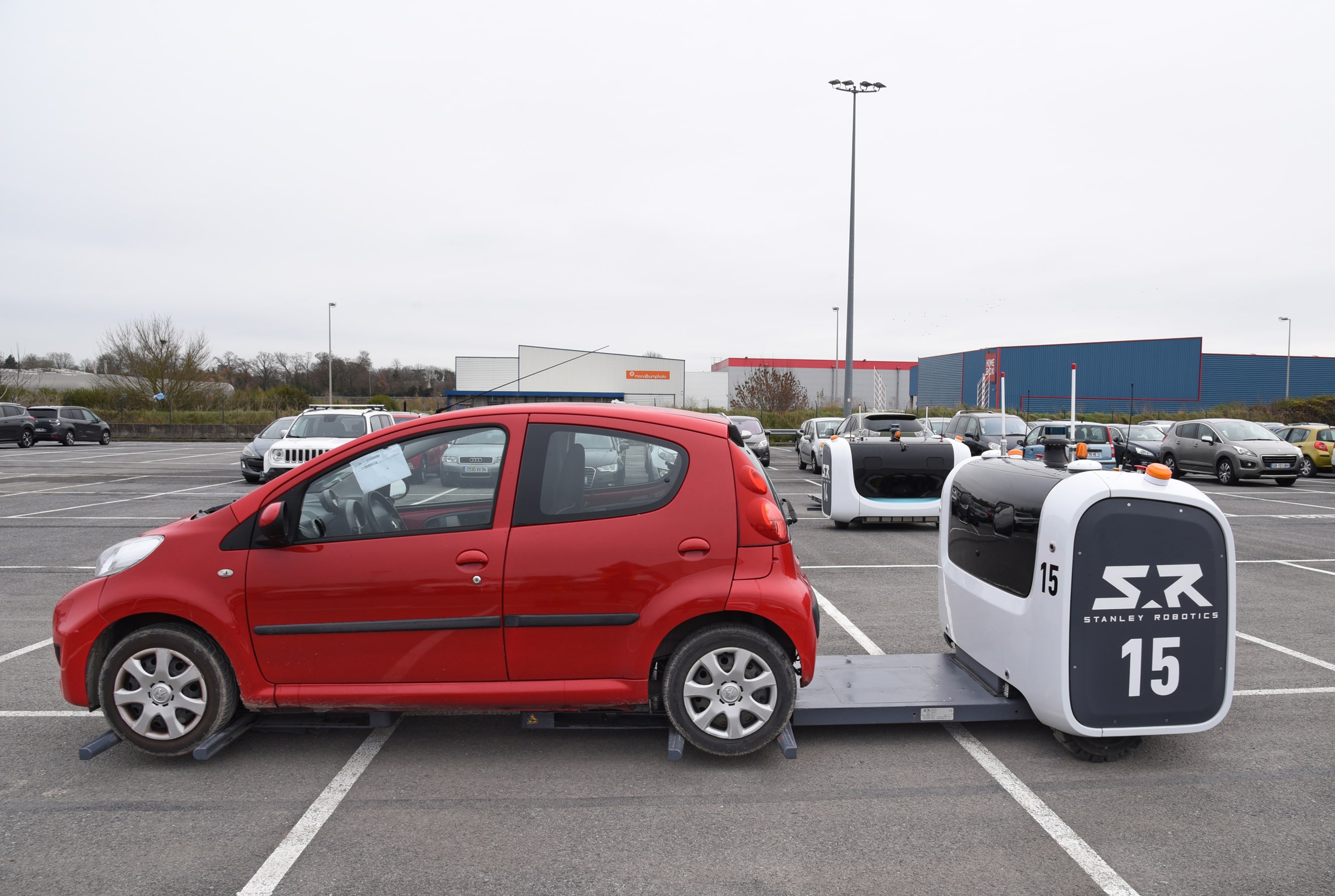 GEFCO testează un robot mobil autonom pentru operațiunile de depozitare a vehiculelor