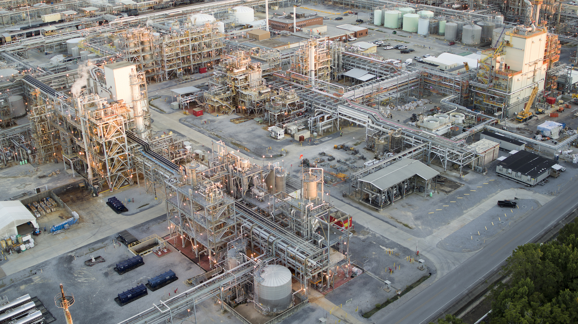 The implementation of the methylene diphenyl diisocyanate (MDI) capacity increase program for production facilities at BASF‚Äôs Verbund site in Geismar, Louisiana, is progressing on schedule. / Die Erweiterung der Kapazit√§ten der Produktionsanlagen f√ºr