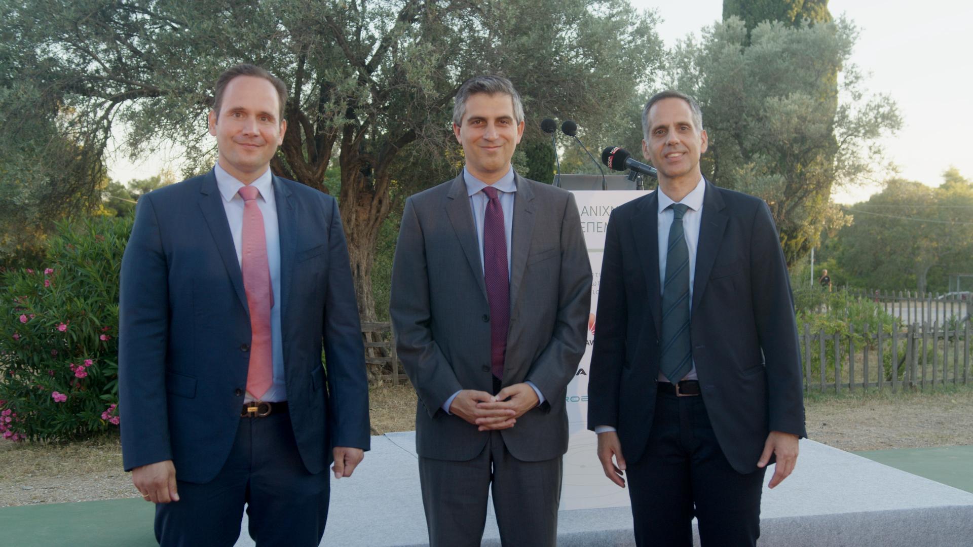 Nikolaos Lazaris, director general Huawei Grecia, Christos Dimas, ministrul adjunct pentru Cercetare și Tehnologie, Panagiotis Georgiopoulos, CEO Nova Wind