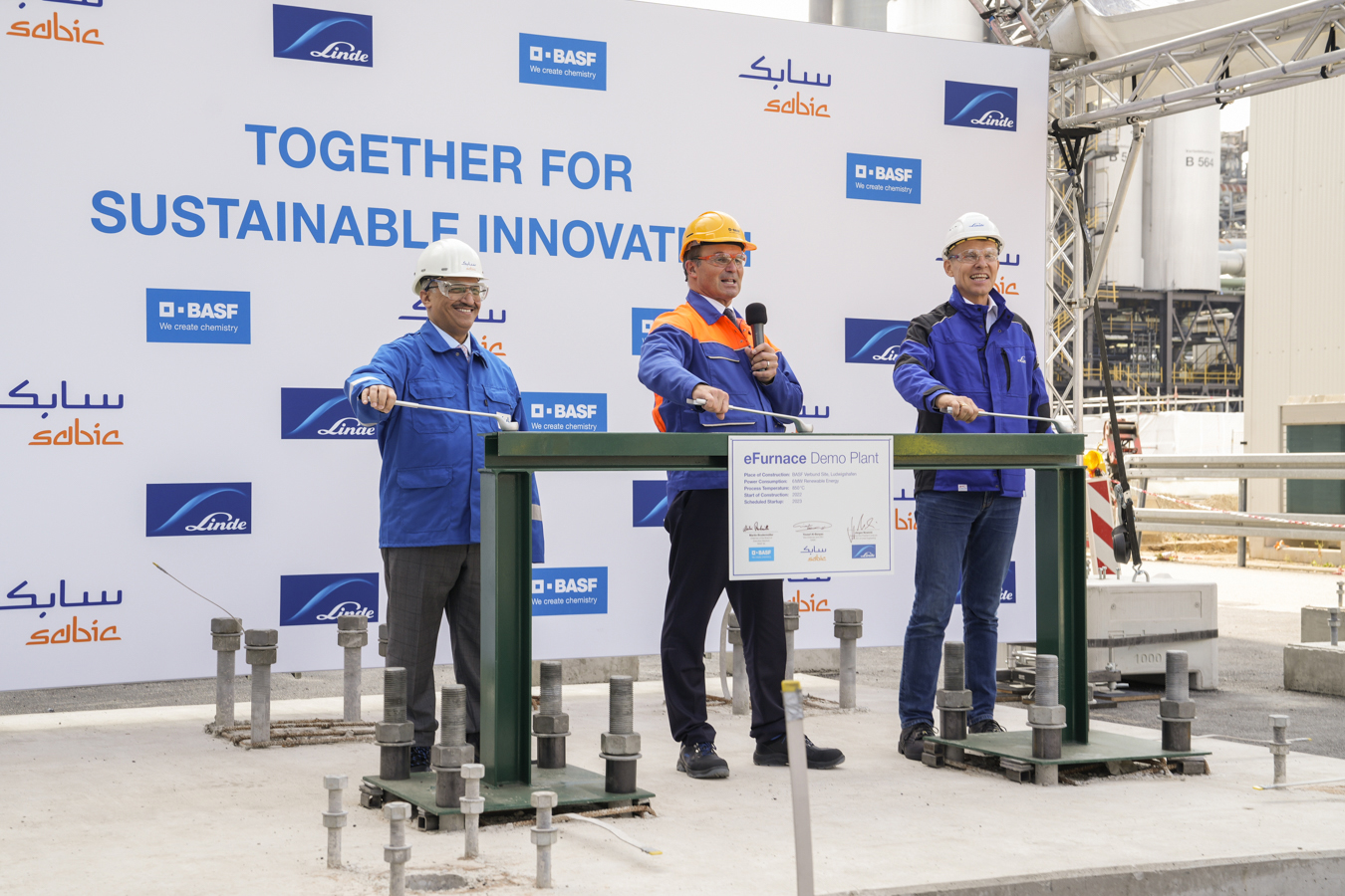 Yousef Al-Benyan, Vice-Chairman und CEO von SABIC, Dr. Martin Brudermüller, Vorsitzender des Vorstands der BASF SE und Jürgen Nowicki, Executive Vice President Linde plc und CEO von Linde Engineering auf der Baustelle der weltweit ersten Demonstrationsa