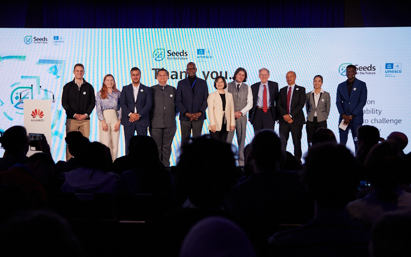 03 Speakers gather on stage for Huawei Digital Talent Summit group photo