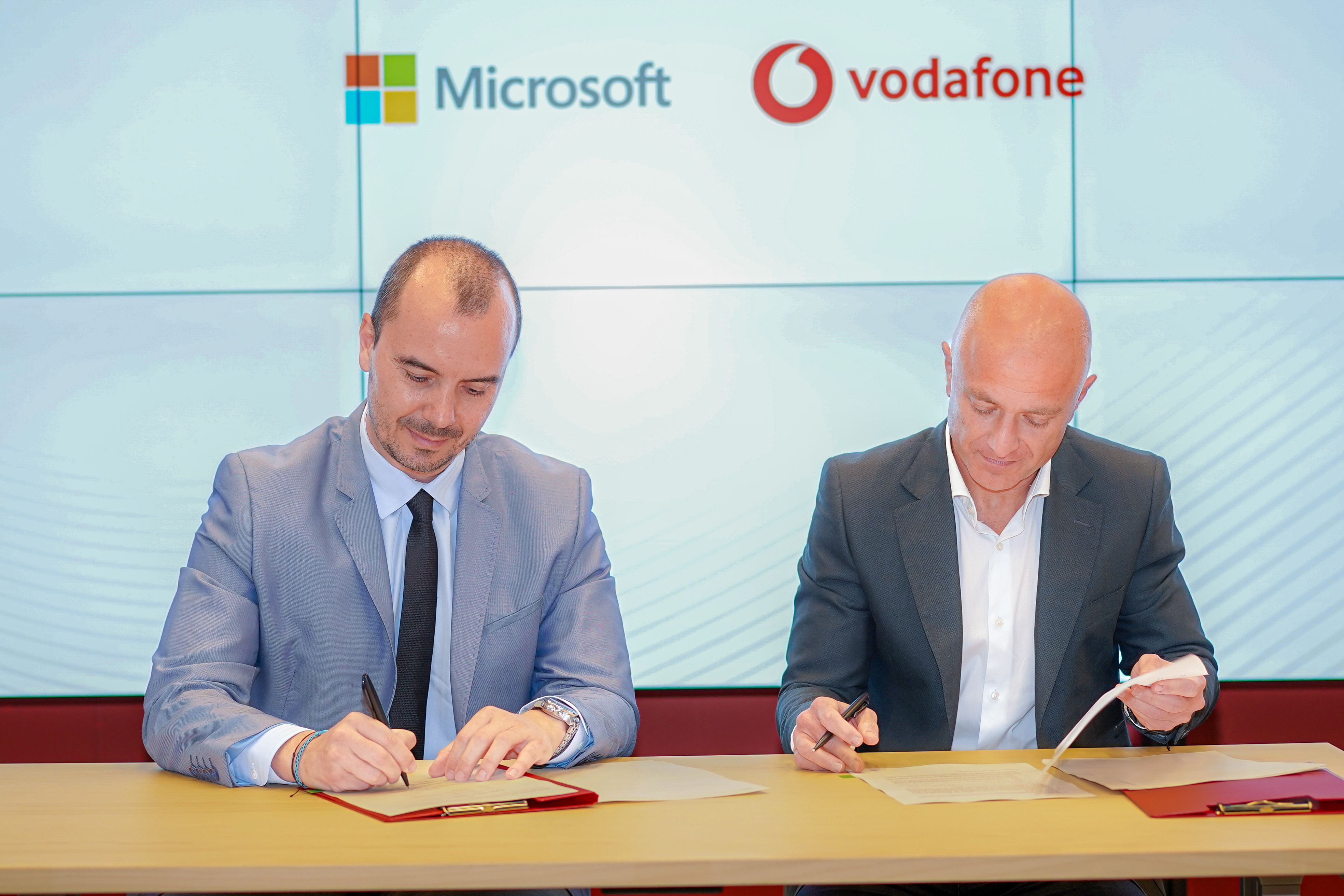 Bogdan Putinica (Microsoft), Achilleas Kanaris (Vodafone)