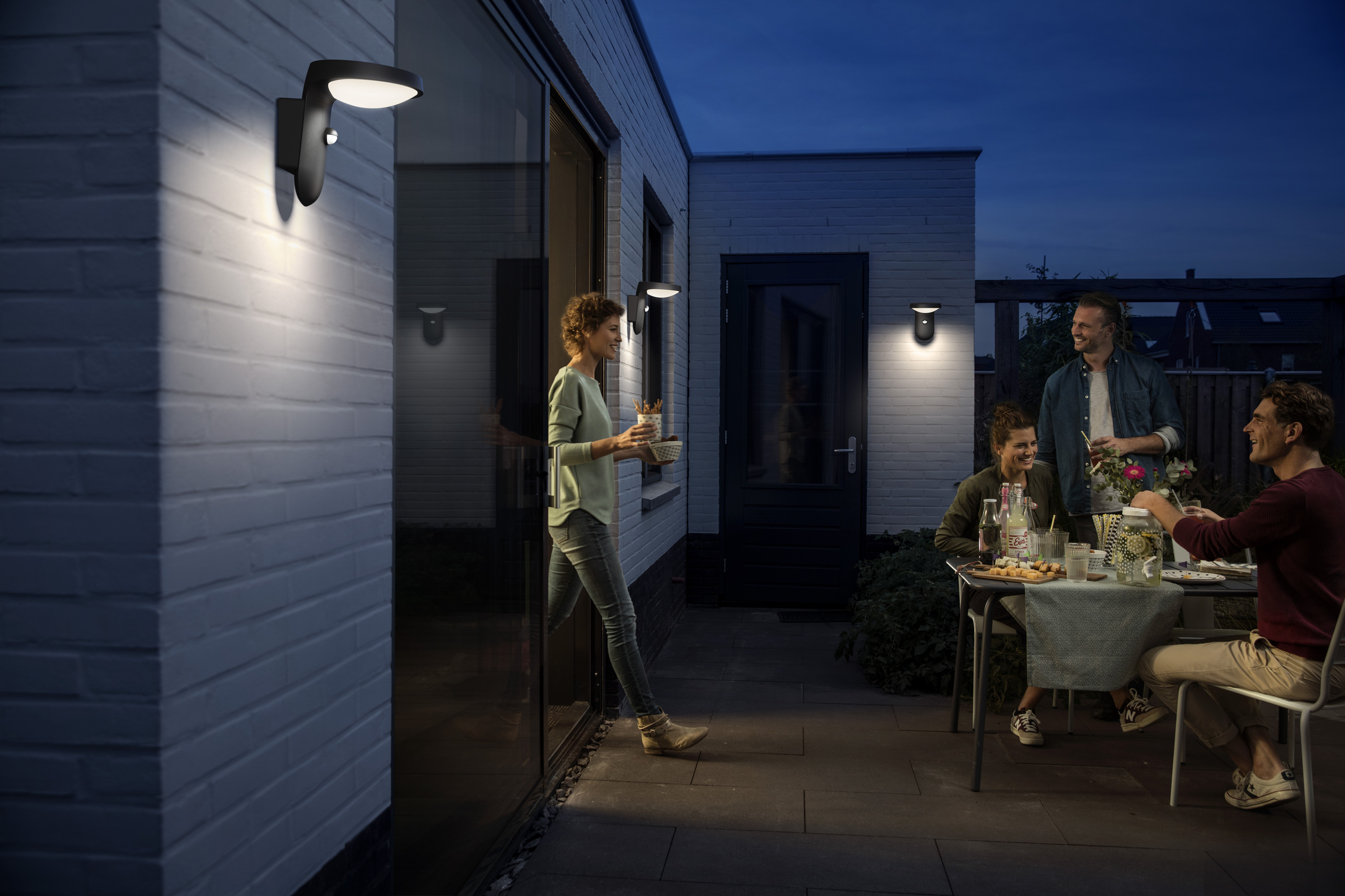 Philips LED Outdoor UltraEfficient Solar Tyla Wall light - Lifestyle (1)