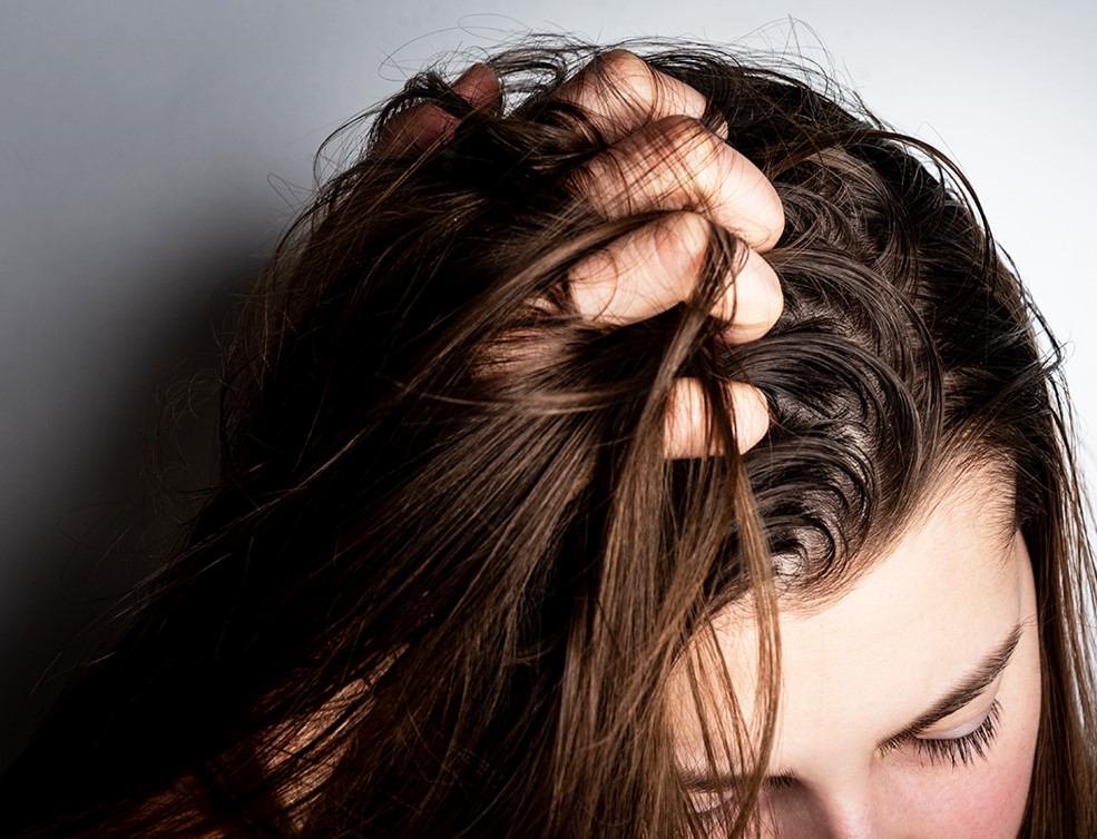 Dyson: Scalpul femeilor este cu 20% mai subțire decât cel al bărbaților, iar o igienă inadecvată poate cauza inflamații care duc la căderea părului