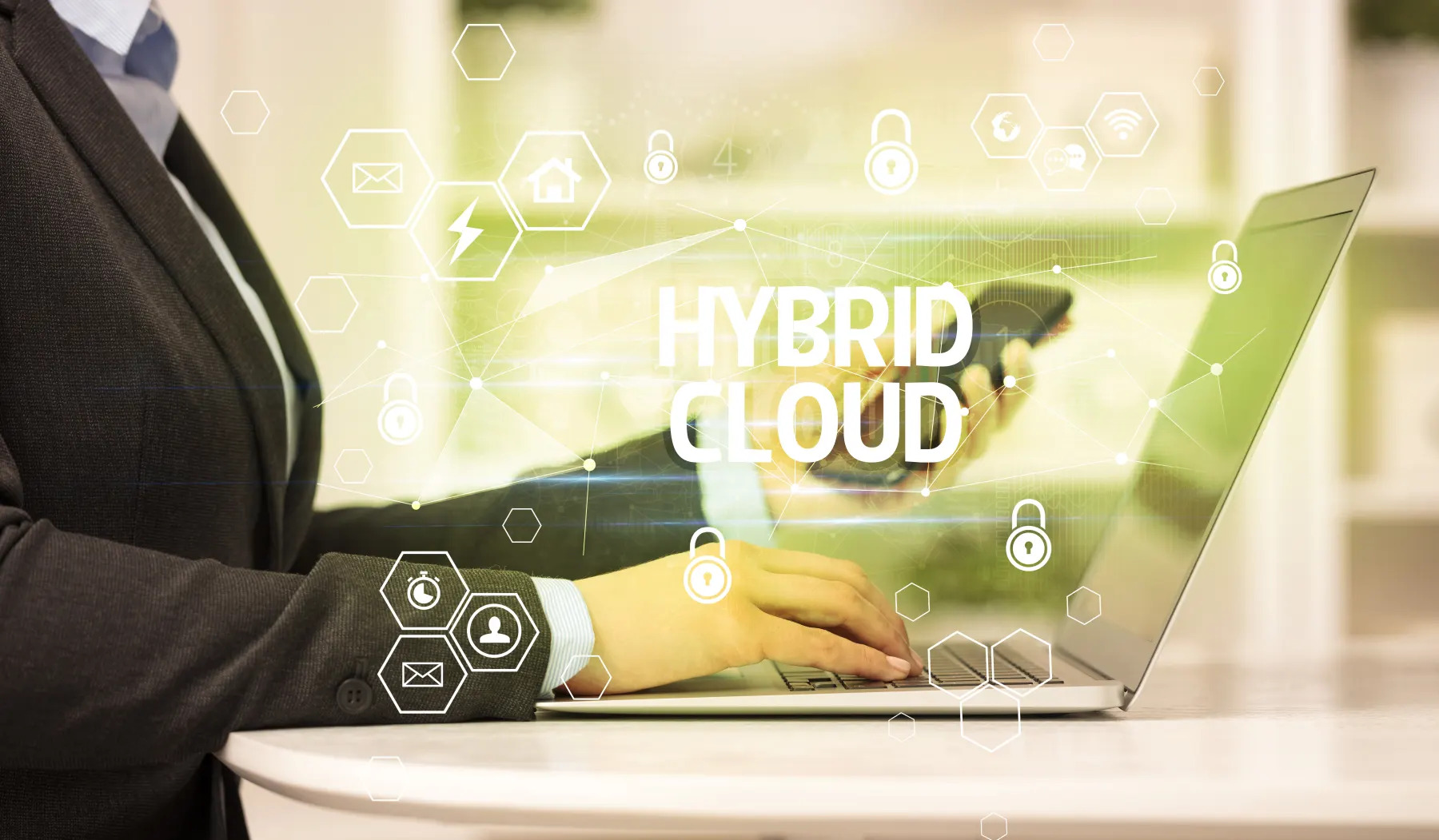 Cum gestionează companiile cloud-ul hibrid