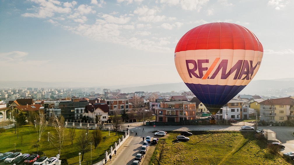 RE/MAX România încheie un parteneriat cu KIWI Finance prin care cumpărătorii de imobiliare vor primi servicii gratuite de brokeraj credite