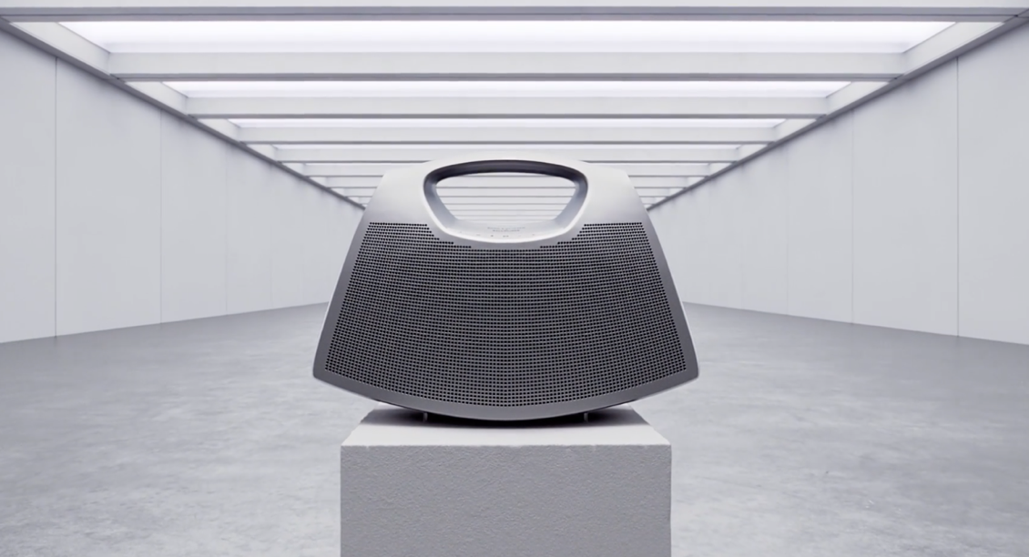 Premieră mondială la Art Safari București – o piesă de excepție: Balenciaga I Bang & Olufsen Speaker Bag