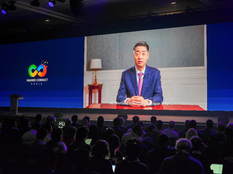 Ken Hu, președinte rotativ la Huawei, vorbind la HUAWEI CONNECT 2023 – PARIS