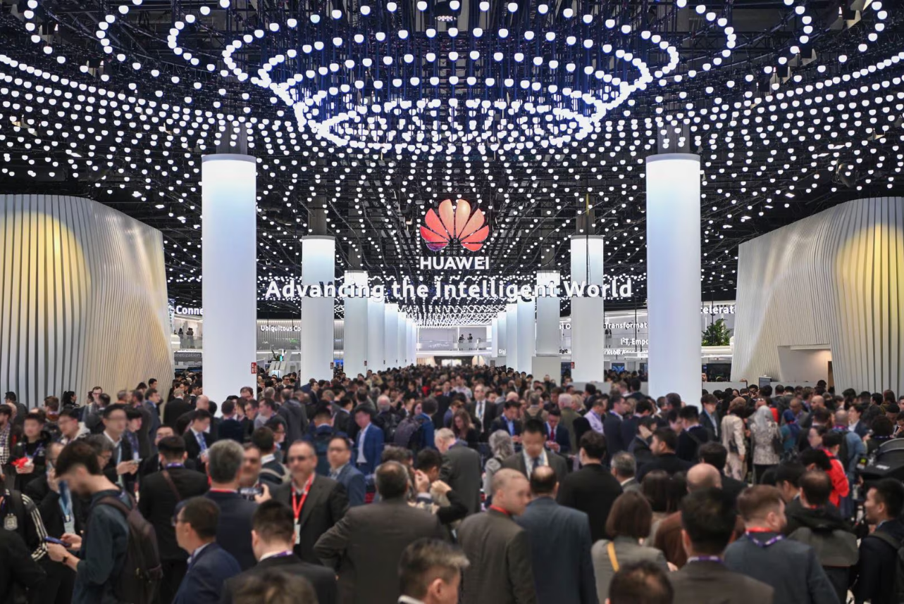 Huawei prezintă la MWC 2024 soluții privind transformarea digitală inteligentă și încurajează partenerii să facă tranziția către noua tehnologie 5.5G