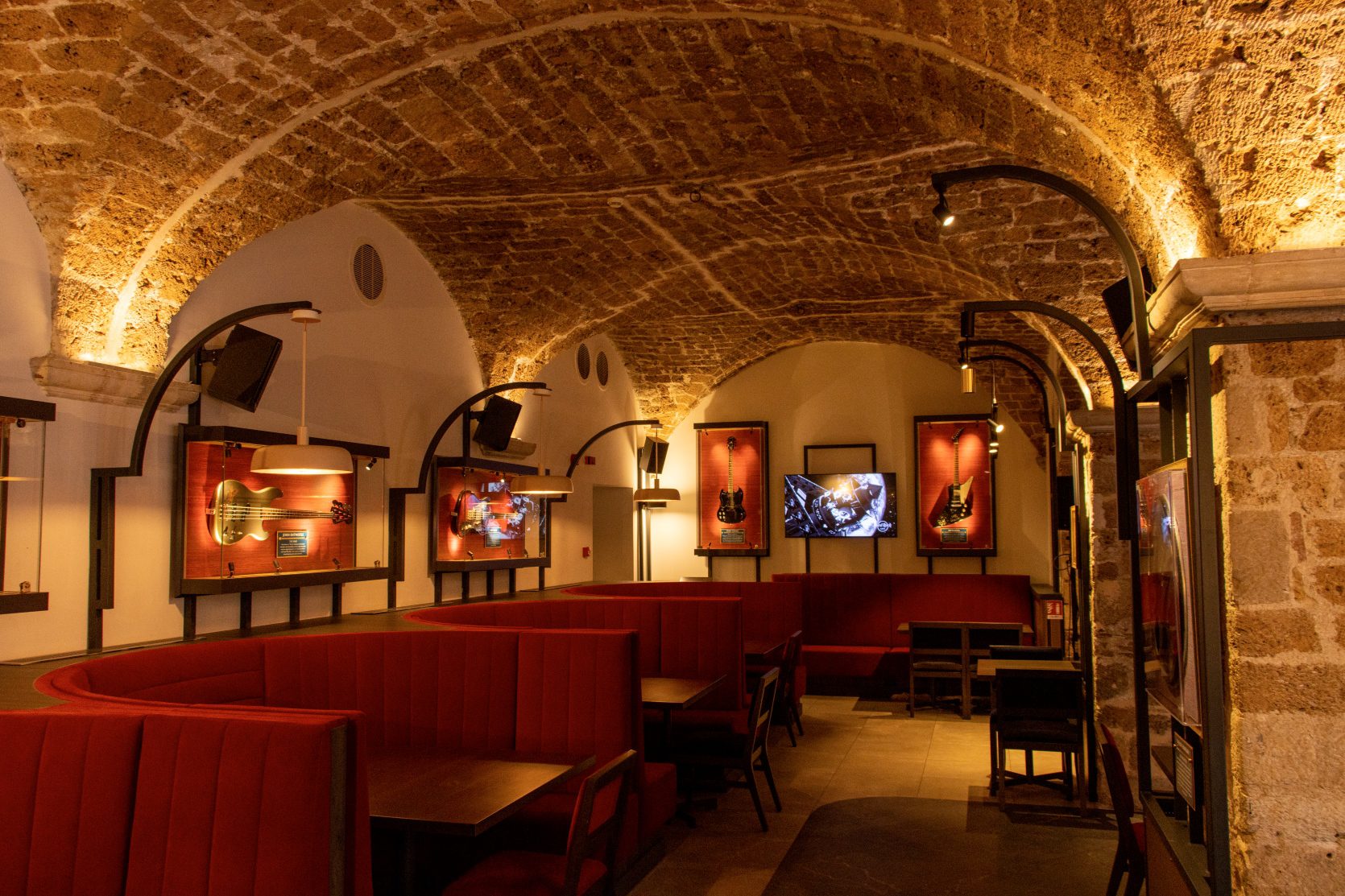 Soluția ATEN pentru control centralizat audio-vizual la Hard Rock® Cafe Dubrovnik