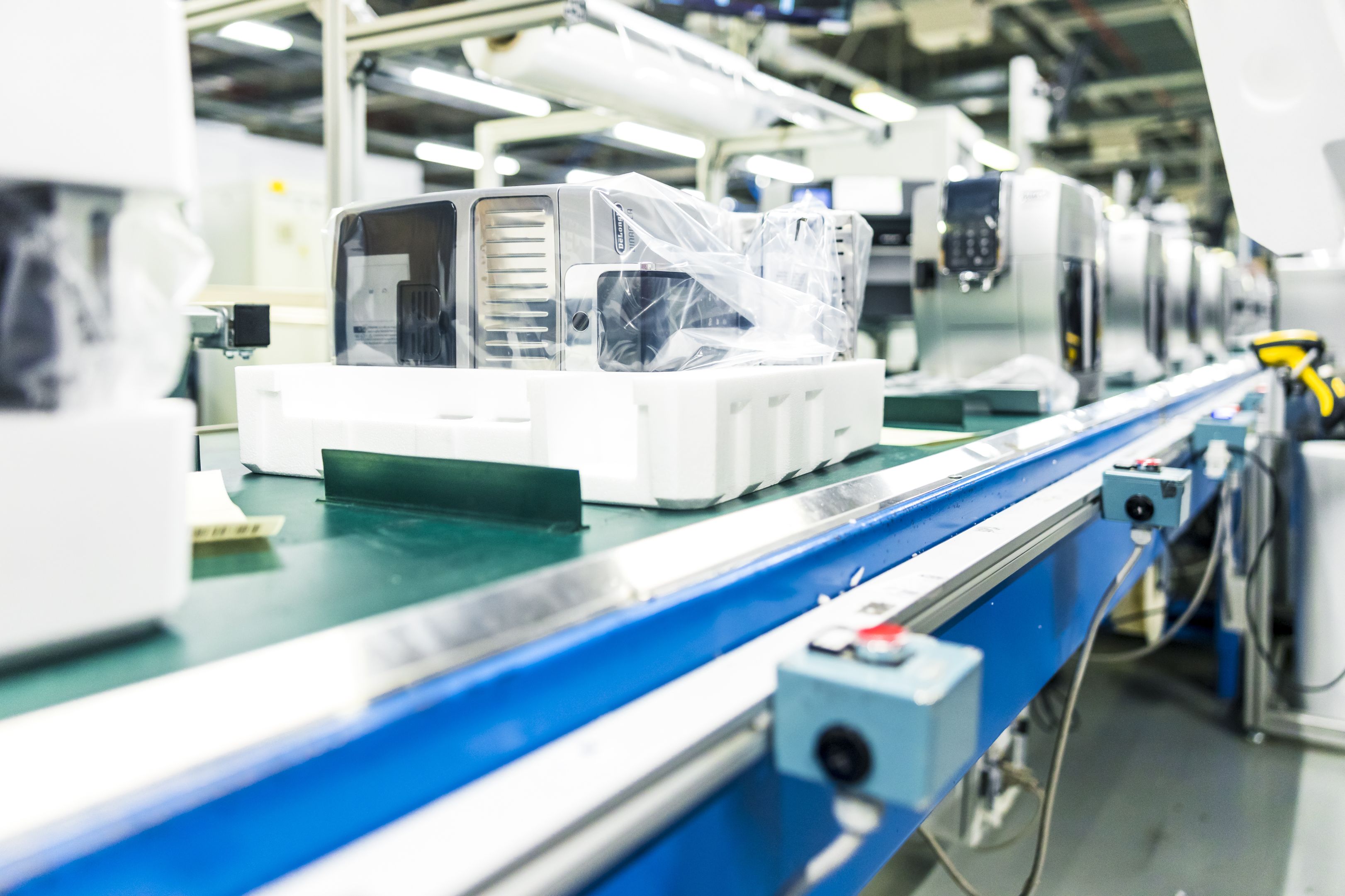 Schneider Electric România a modernizat și securizat instalația electrică a fabricii DeLonghi de la Jucu