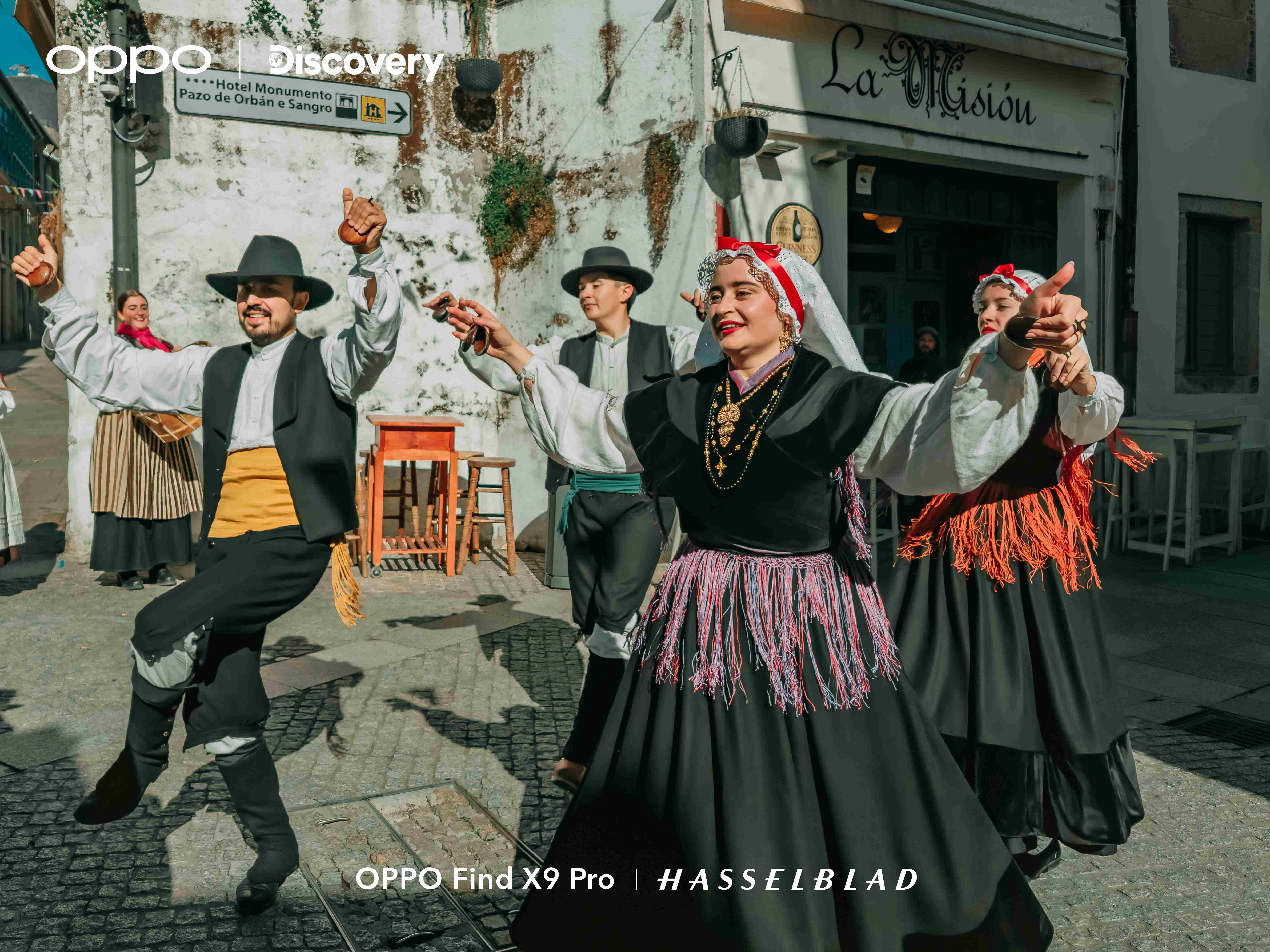 (Dansatori galicieni în coifuri tradiționale din dantelă și veste brodate interpretează muiñeira)