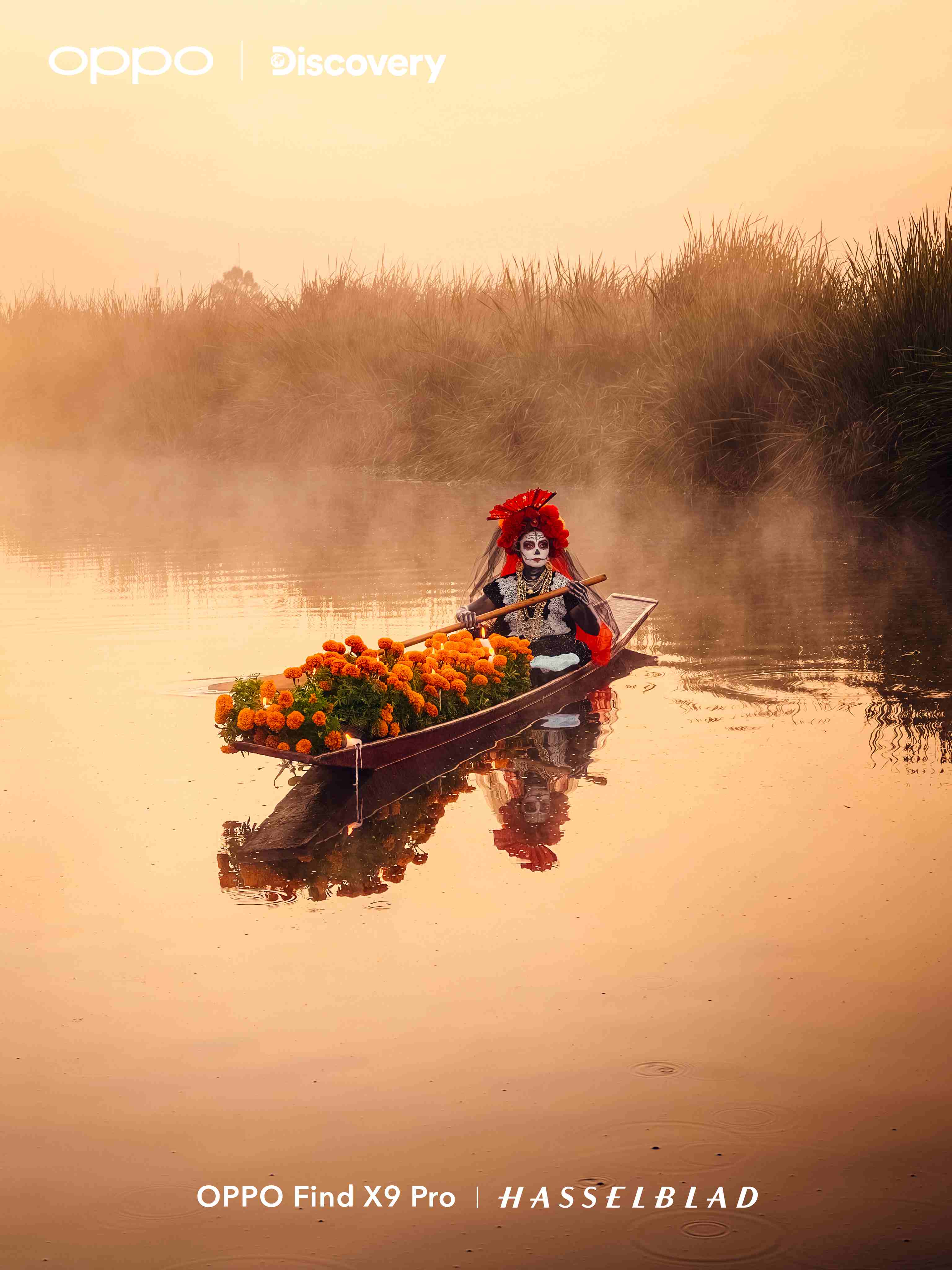 (Un interpret al Día de los Muertos, costumat, transportă gălbenele în canoe— un obicei legat de ghidarea spiritelor strămoșilor)