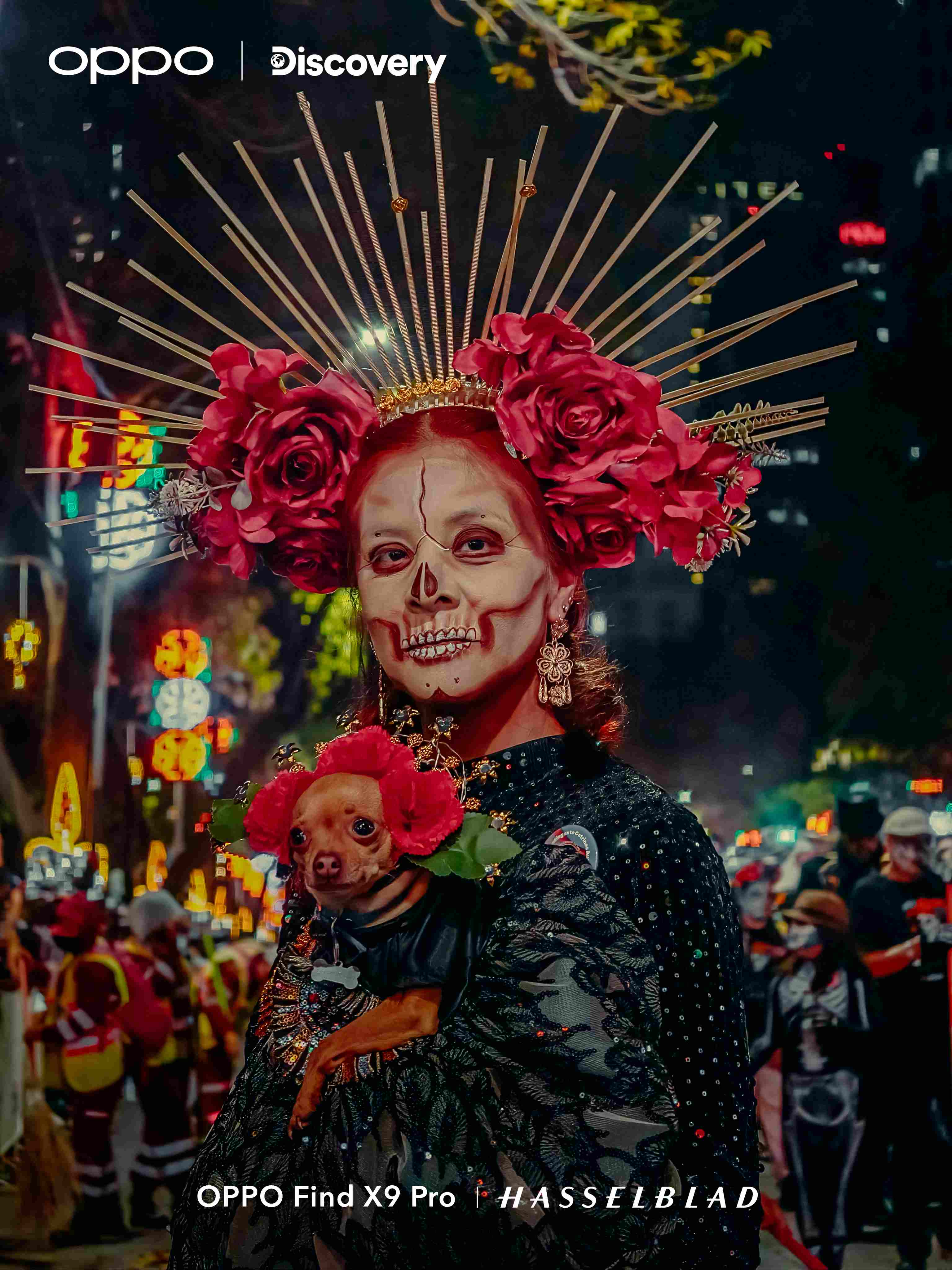 (Accesoriile florale, costumele ornamentate și machiajele detaliate sunt elemente centrale ale paradelor de Día de los Muertos)