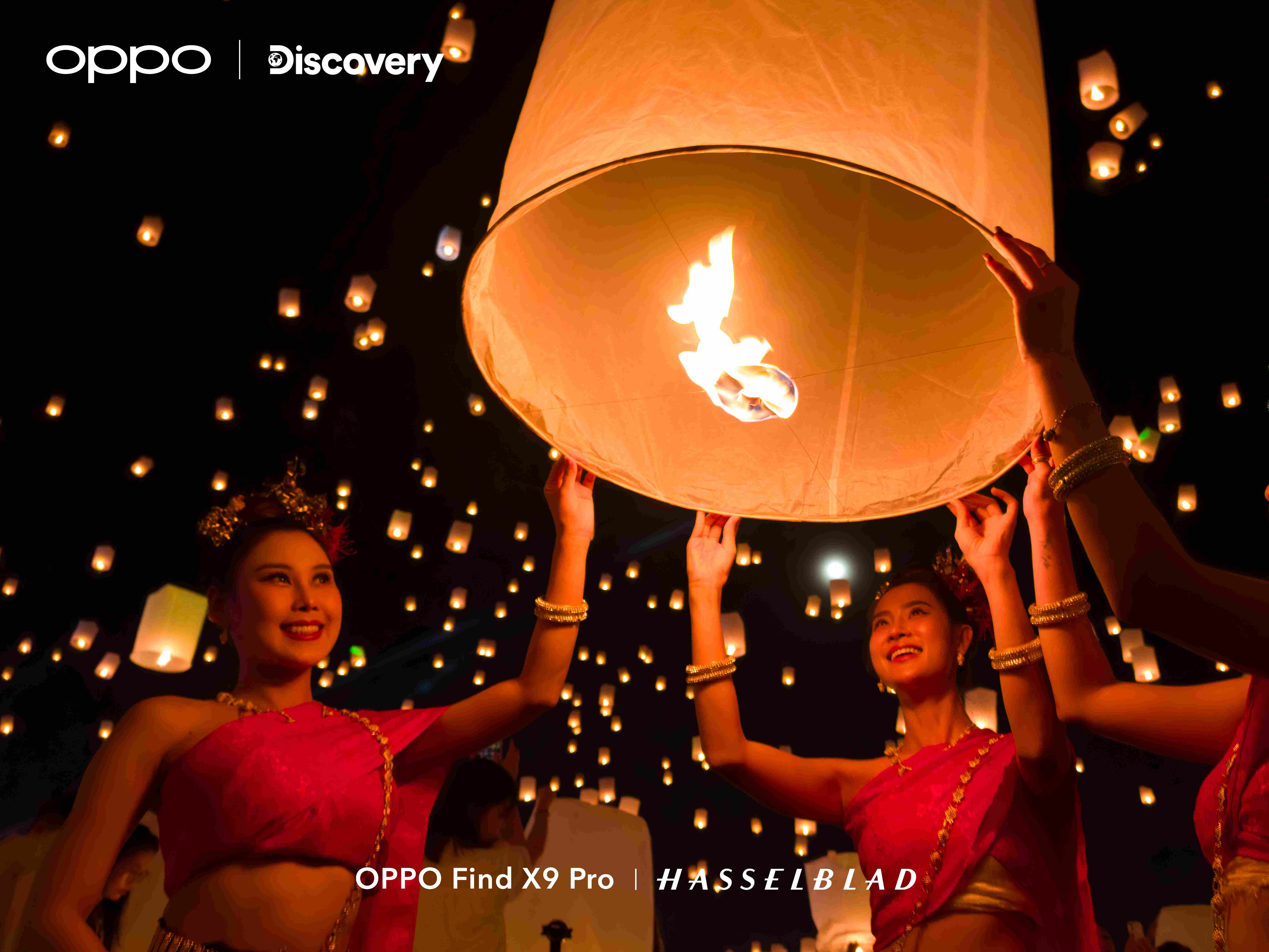 (Dansatori în ținute tradiționale thailandeze lansează lampioane în timpul festivalului Yi Peng)