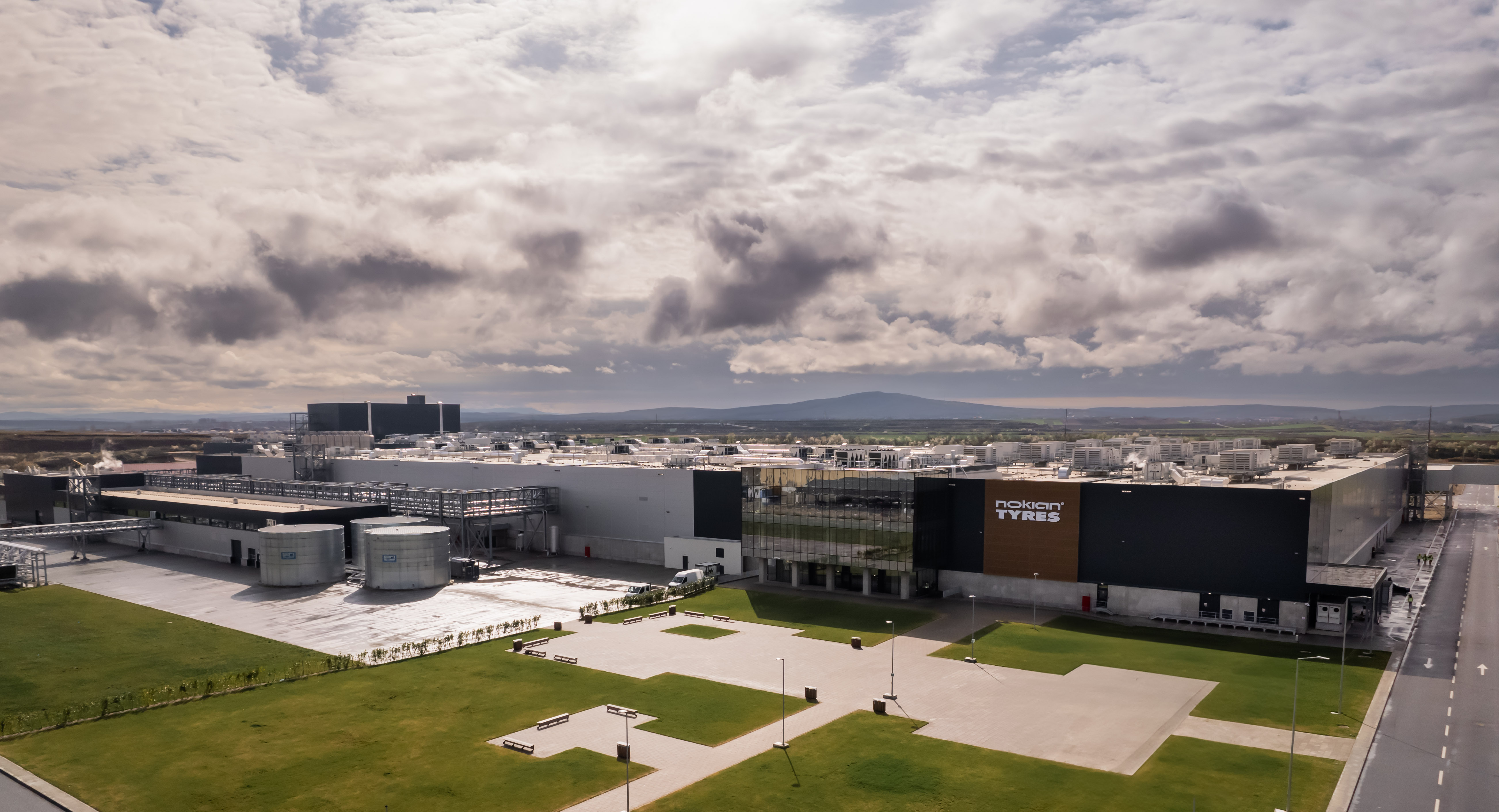 Fabrica Nokian Tyres din România a obținut certificarea LEED Gold, devenind prima fabrică de anvelope din lume care atinge acest standard