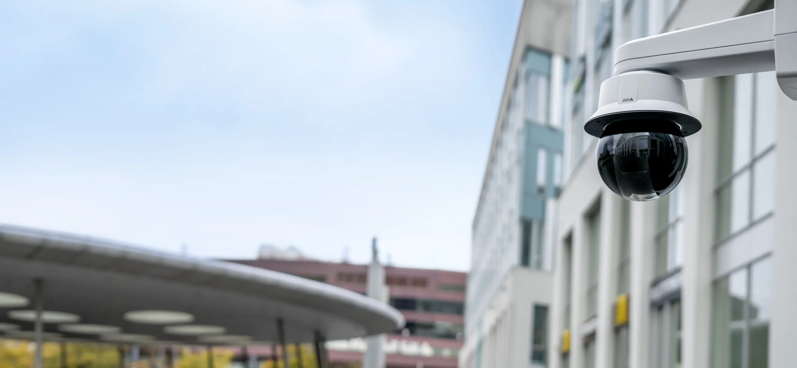 Camera PTZ cu AI de la Axis cu o calitate excepțională a imaginii în orice condiții de iluminare