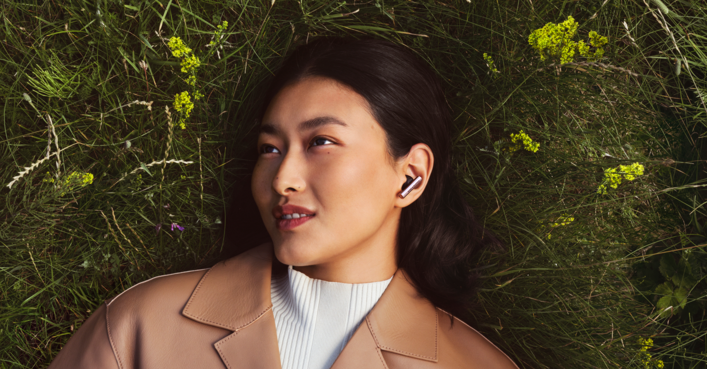 Bang & Olufsen lansează căștile Beo Grace în nuanța Honey Tone