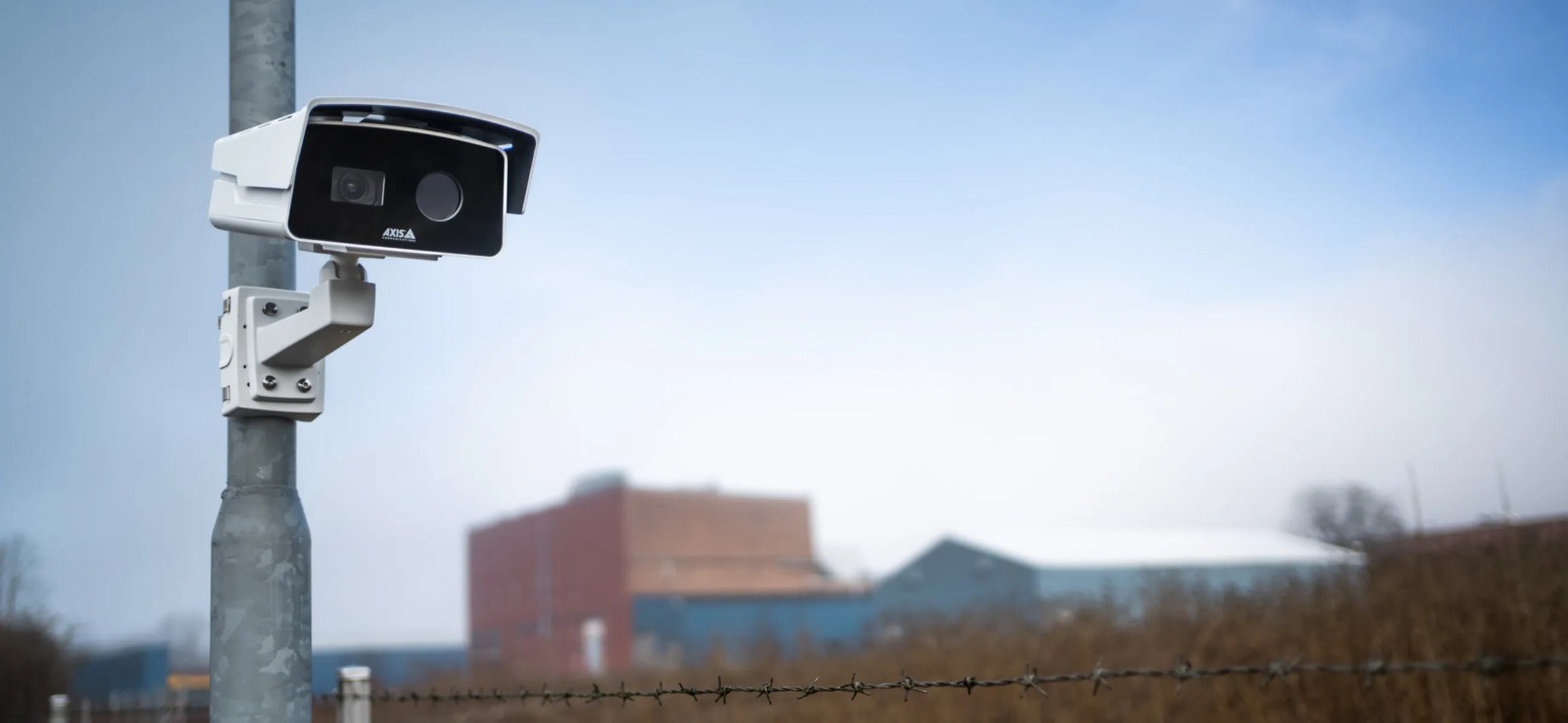 Camera Axis bispectrală cu inteligență artificială oferă detecție termică de înaltă rezoluție și verificare vizuală de excepție