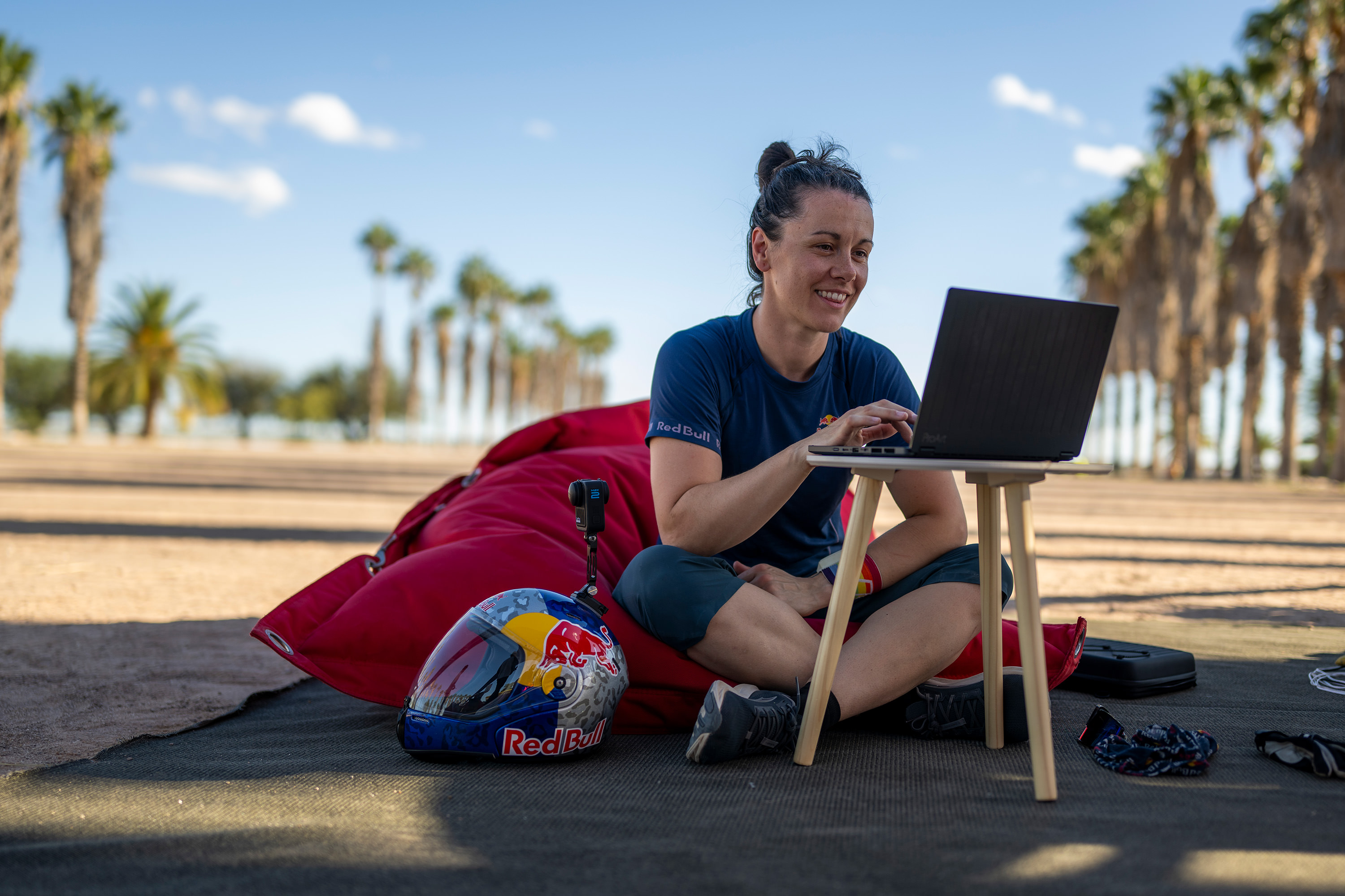 main_pr_photo_asus_proart_x_red_bull_amber_forte_laptop_scenario_1