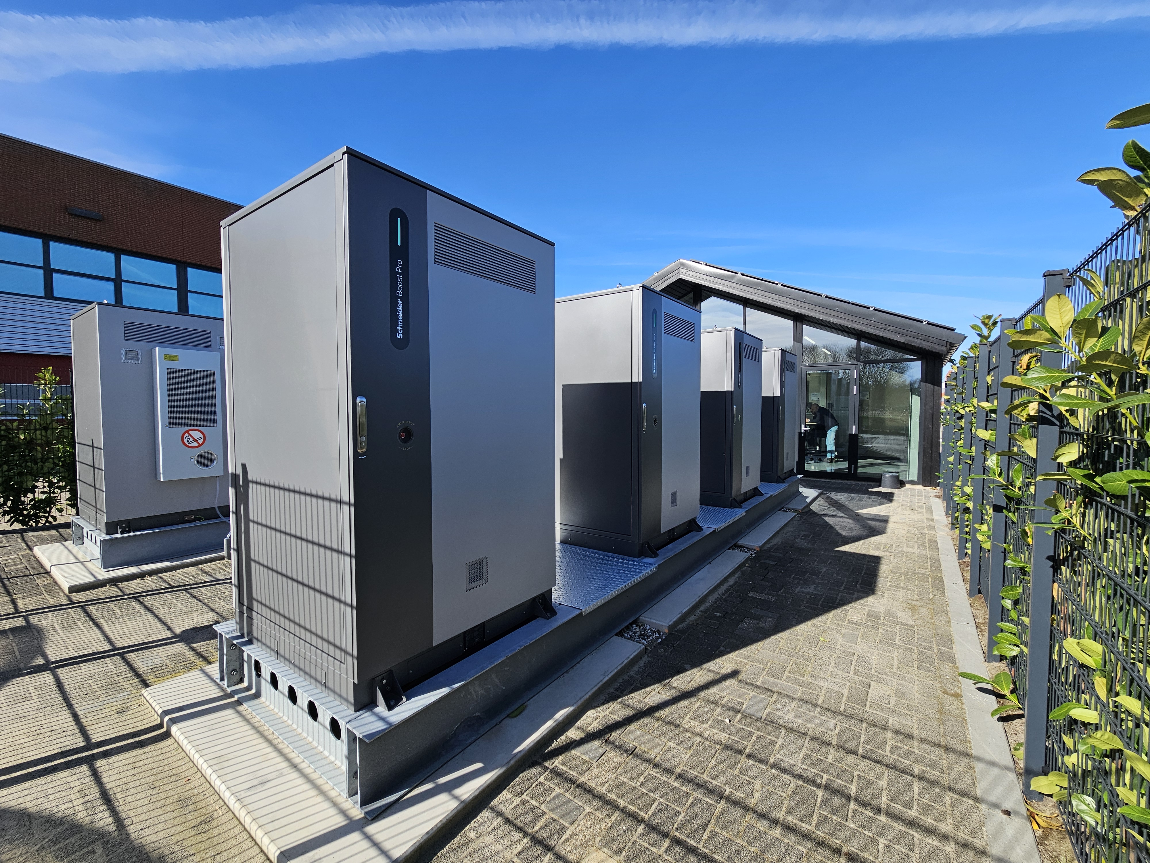 Schneider Boost Pro, o soluție inteligentă de stocare a energiei pentru clădiri comerciale și industriale