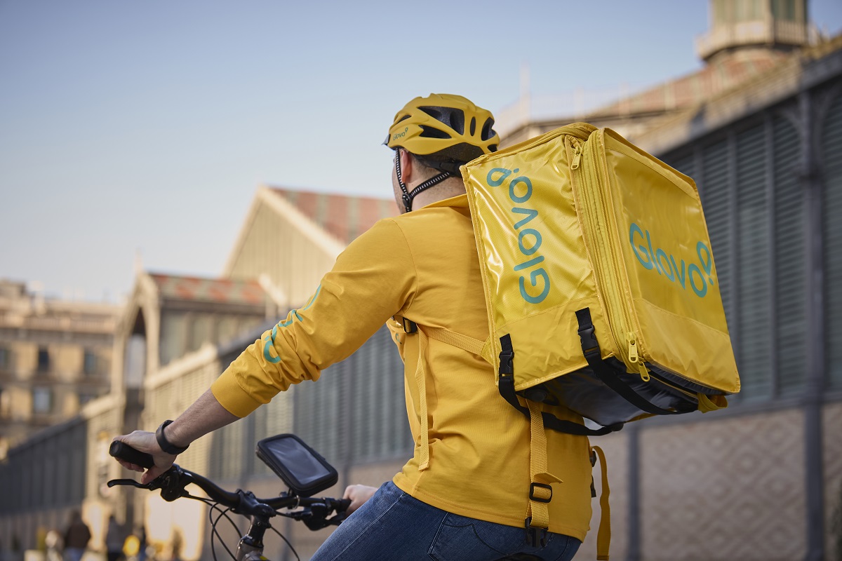 Glovo, parteneriat strategic cu eMAG: platforma oferă livrări gratuite si beneficii exclusive abonatilor eMAG Genius Premium si Elite