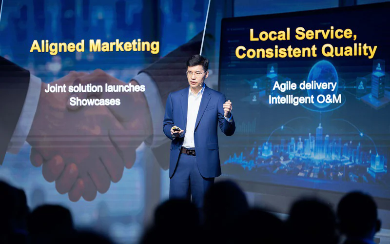 Leo Chen, vicepreședinte senior al Huawei și președinte al diviziei de vânzări pentru companii, susținând un discurs principal la Huawei Connect Europe 2026