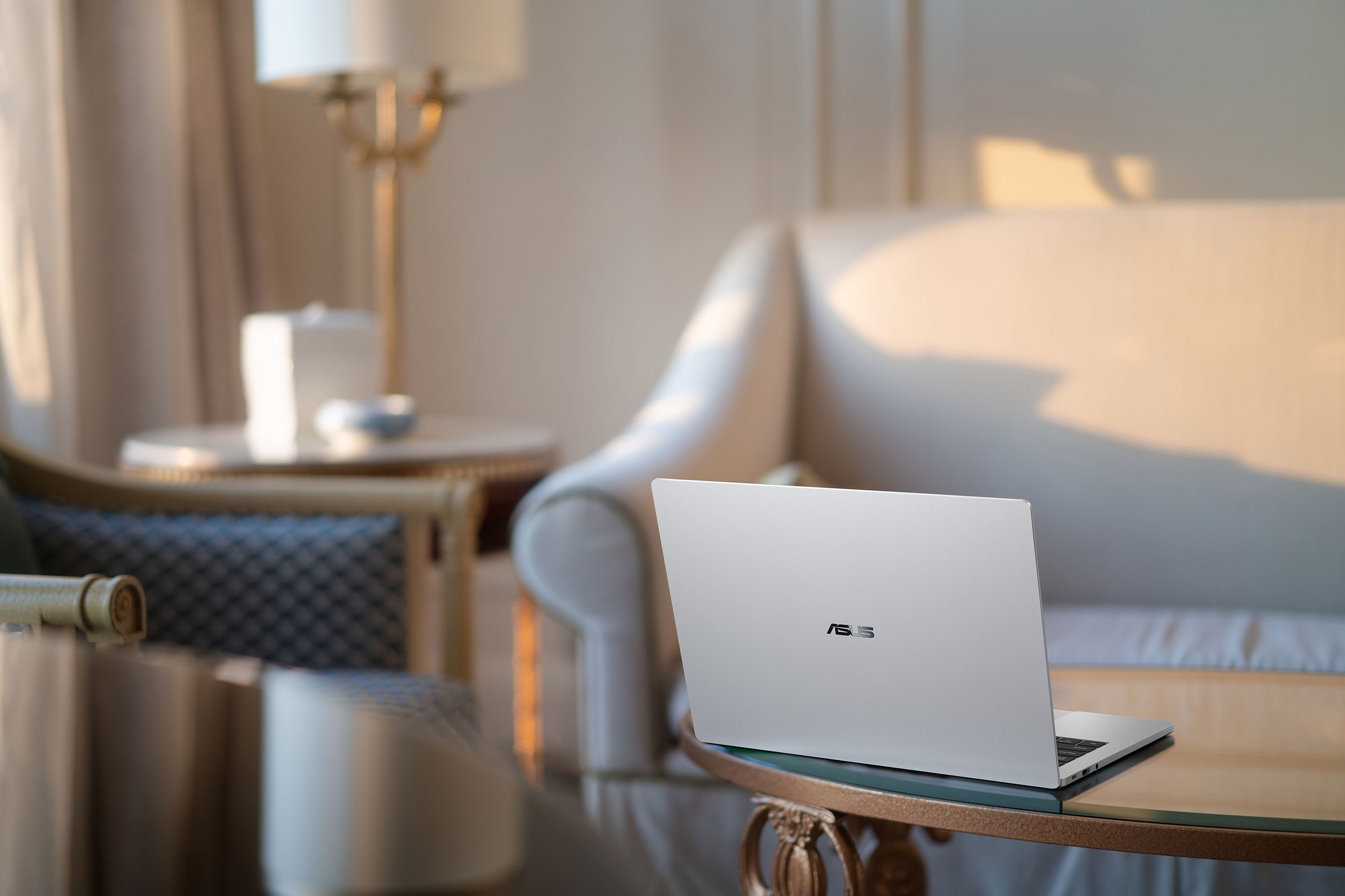 ASUS lansează ExpertBook A7 (14″ Intel)